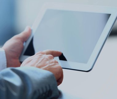 Dijital tablet tutan işadamı