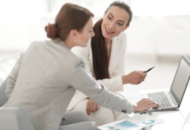 kadın tasarımcı ve istemci