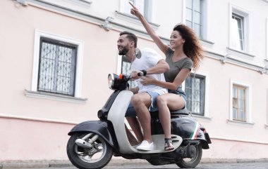 Mutlu çift retro motosiklet sürme tam uzunlukta yan görünüm