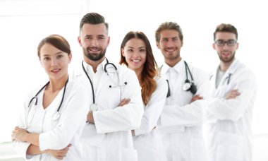 Doktorlar stajyerler başarılı bir grup portresi.
