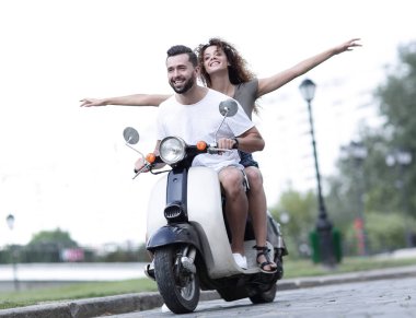 Mutlu çift scooter yaz tatil tatile heyecanlı sürüş