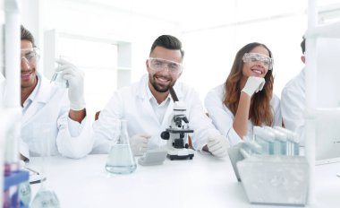 Arkaplan görüntüsü bir grup bilim adamı mikrobiyologdur..