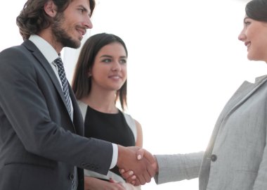 İş adamları geniş pencereli odaya karşı el sıkışıyor