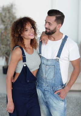 güzel genç çift ayakta yeni bir daire içinde. Fotoğraf alan bir kopyası vardır