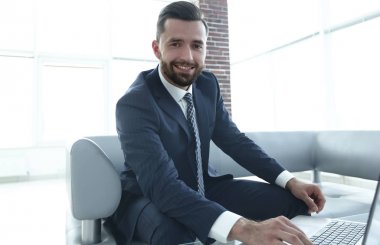 modern insan ofis lobisinde laptop çalışma.