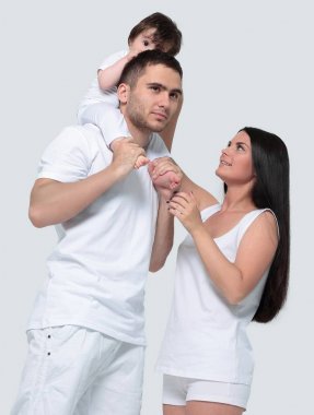 beyaz zemin üzerinde mutlu bir aile