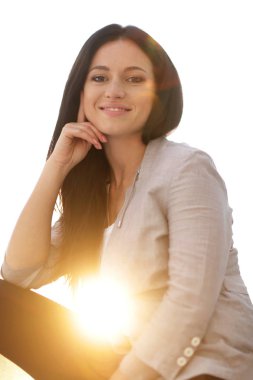 yakın çekim. katta oturan modern genç kadın.