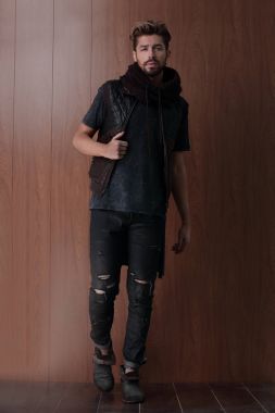 Stüdyoda poz veren yakışıklı genç erkek model.