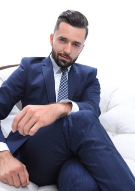 Kendine güvenen işadamı bir sandalyede oturuyor