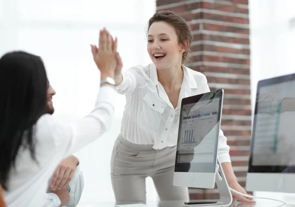 Vrolijke collega's tonen hun succes door het geven elkaar "five". — Stockfoto