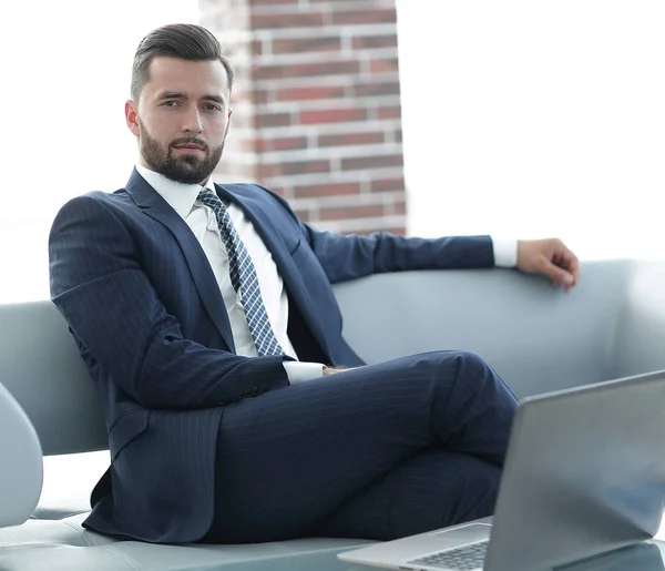 Portrait d'un homme d'affaires prospère assis dans le hall du bureau . — Photo