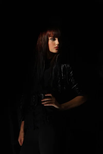 Glamouröse junge Frau in schwarzer Lederjacke — Stockfoto