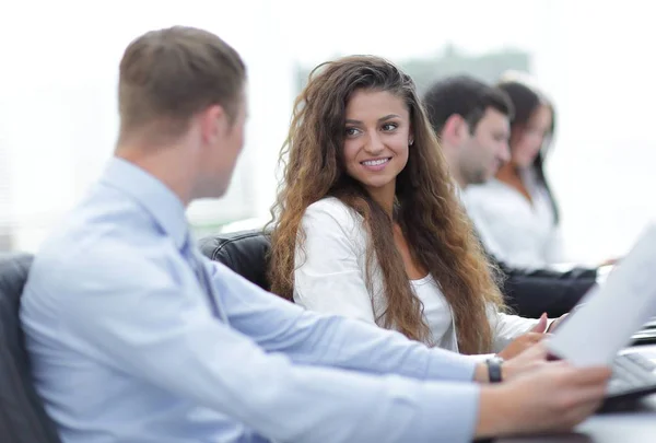 Arbetsgrupp som diskuterar arbetsdokument — Stockfoto