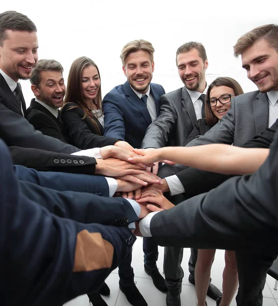 Grande grupo de empresários de pé com as mãos dobradas juntos — Fotografia de Stock