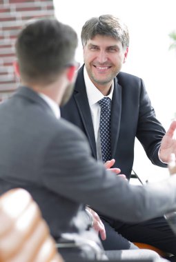 Bir meslektaşım konuşurken bir üst düzey yönetici Close-Up.