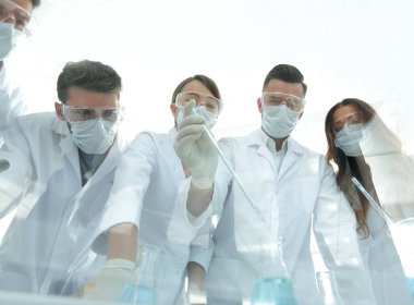 bilim adamları test tüpleri ve laboratuar mikroskobu ile çalışma