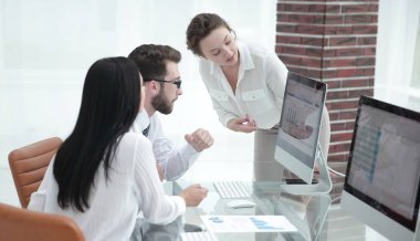 İşyerinde bilgileri tartışırken iş takım