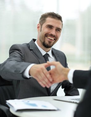 tatlı .businessman bir el sıkışma için elini tutar.