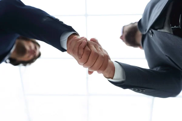 Deux hommes d'affaires se tiennent la main à la coopération commerciale. — Photo