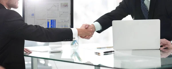Бизнесмен приветствует делового партнера, пожимающего руку — стоковое фото