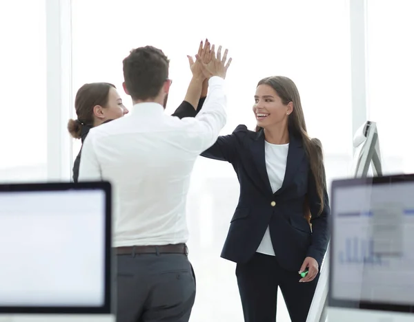 Closeup.business Team, die sich gegenseitig eine hohe Fünf geben — Stockfoto