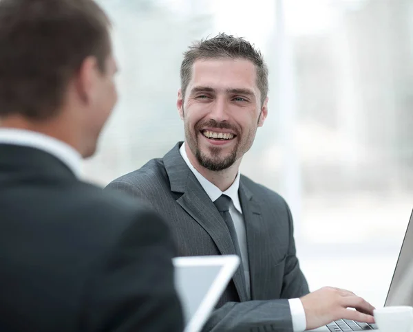 Closeup.Business Partner diskutera affärsfrågor — Stockfoto