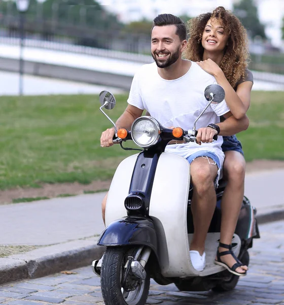 Mutlu çift sürme vintage scooter. Seyahat kavramı.