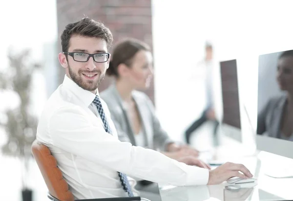 Affärsman på suddig bakgrund kontor — Stockfoto