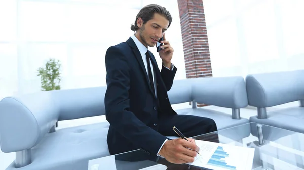 Uomo d'affari che lavora nel suo ufficio — Foto Stock