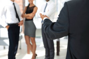 arka view.closeup. bir el sıkışma için el uzatarak işadamı.