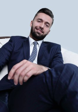 Kendine güvenen işadamı bir sandalyede oturuyor
