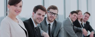 Yönetici kadın kamera önünde büyüleyici bir gülümseme gösterilen