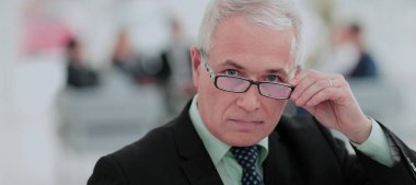 B üzerinde etkileşim meslektaşları ile olgun işadamı portresi