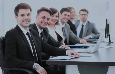 şirketin hissedarlar toplantısında ile bir masanın arkasında oturan