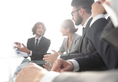 yeni bir sunu tartışırken iş takım.