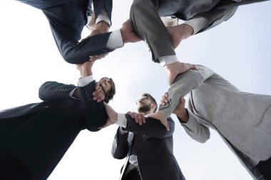 İş adamları el ele tutuşuyor.