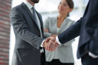 İki iş adamı el sıkışıyor.