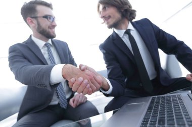 el sıkışan closeup.colleagues