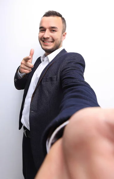 Heureux homme d'affaires réussi pointant sur l'espace de copie — Photo