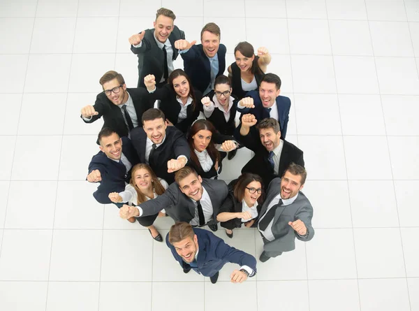 Begreppet framgång. talrika triumferande business-team — Stockfoto