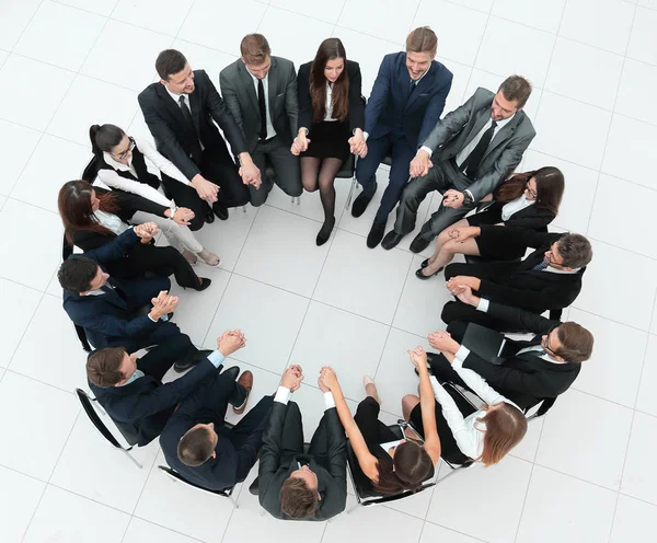 Concepto de team building.large equipo de negocios sentado en un círculo — Foto de Stock