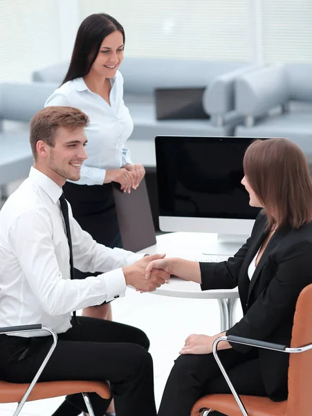 Socios de negocios estrechando la mano después de una reunión de negocios . — Foto de Stock