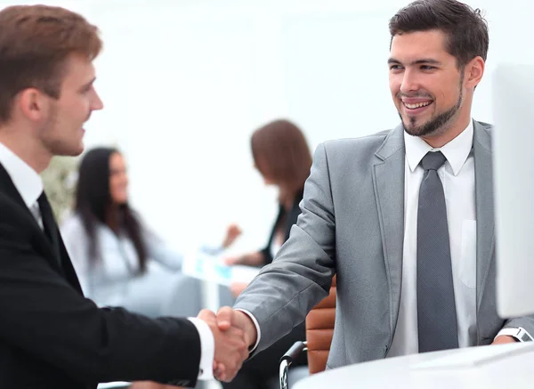 Handshake Manager e o cliente no escritório. — Fotografia de Stock