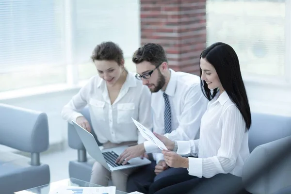 Equipo de negocios que trabaja con los gráficos financieros en la oficina — Foto de Stock