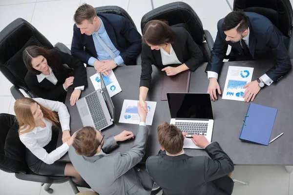 Handschlag mit Finanzpartnern am Schreibtisch — Stockfoto