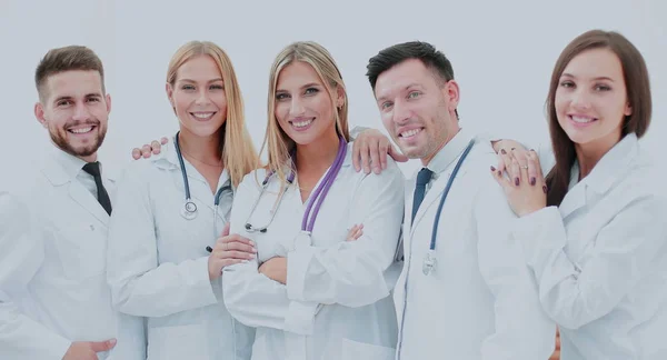 Equipo feliz y seguro de los médicos posando en la cámara —  Fotos de Stock