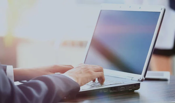 Homem de negócios trabalhando no laptop — Fotografia de Stock