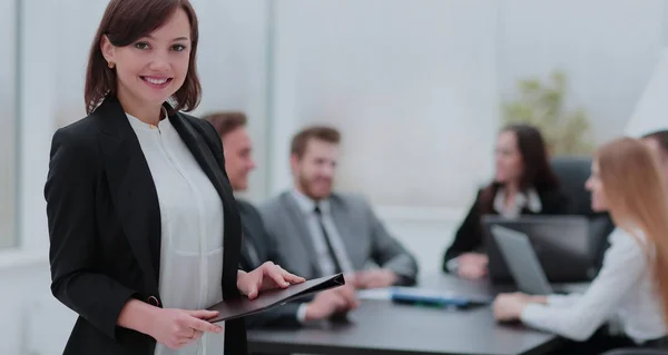 Retrato de una joven empresaria sonriente mirando a la cámara con —  Fotos de Stock