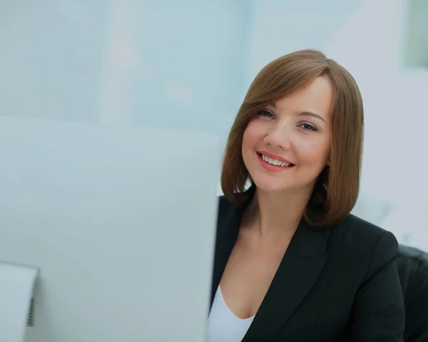 Mulher de negócios bonita sonhando enquanto trabalhava no computador em h — Fotografia de Stock