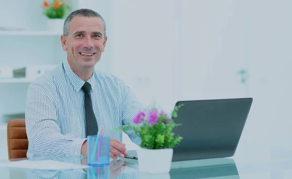 Kvalificerad jurist på kontoret framför den öppna laptop i th — Stockfoto